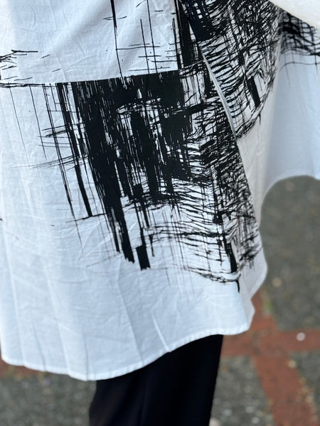 Terra One Size Hi-Lo Button Down-B/W Abstract