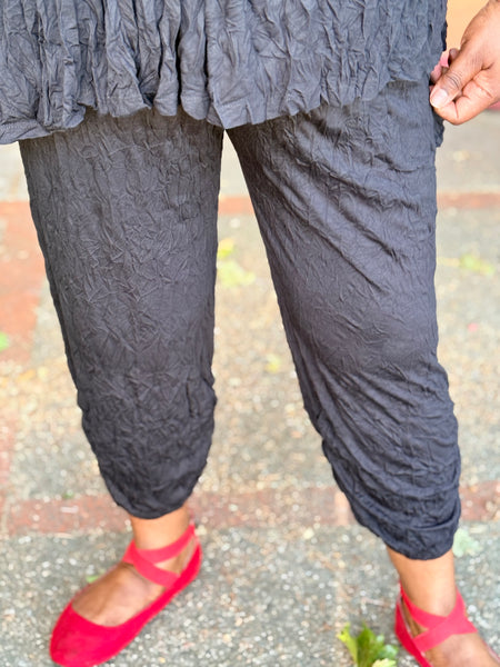 Chalet Kate Crinkle Capri- Black