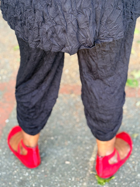 Chalet Kate Crinkle Capri- Black