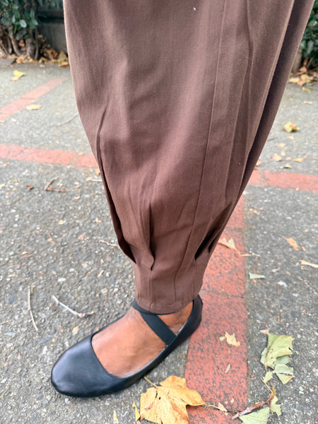 Kleen Cotton/Modal Tucks Pant-Brownie