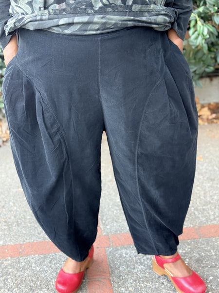 Tranparente Pinwale Corduroy Bubble Pant-Black