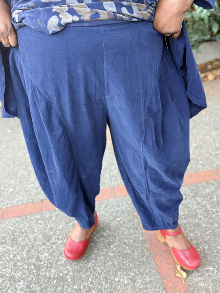 Tranparente Pinwale Corduroy Bubble Pant- Navy